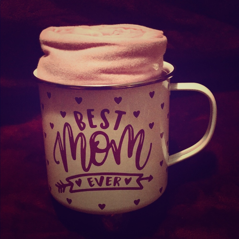 Ladies sleep shirt with mug.